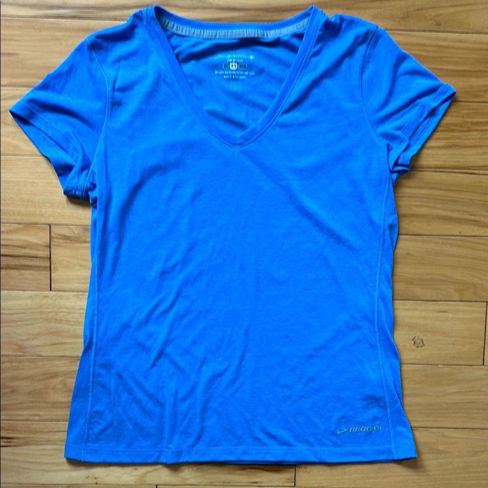 Brooks Running Tee V-neck EUC Short sleeve